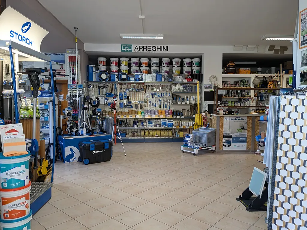 Vista generale del punto vendita Color Sistem con prodotti in esposizione